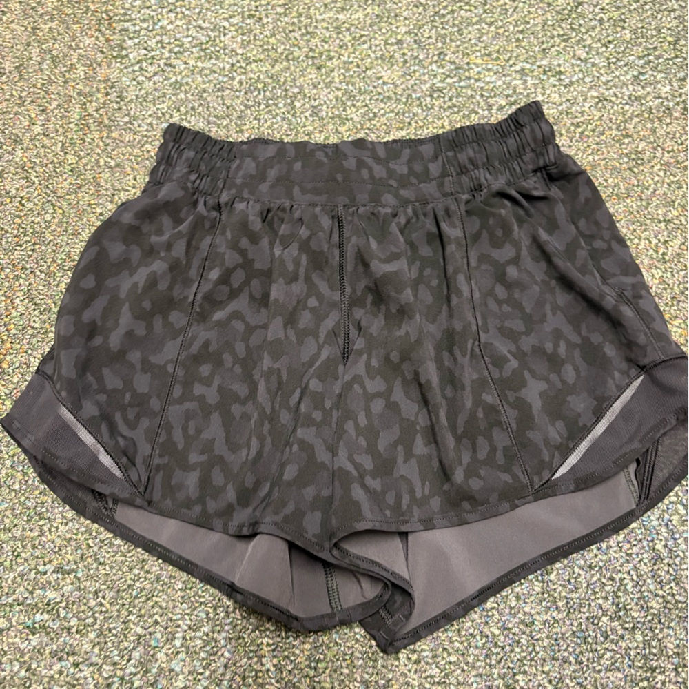 Lululemon LR Hotty Hot Shorts Black Cheetah Sz 4 4”